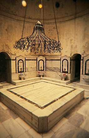 114 Hamamlar / Baths Türklerde Hamam ve Osmanl Dönemi slam n namazdan önce abdest alma, gusül abdesti gibi oldukça s k olarak zorunlu tuttu u beden temizli i, tarihsel hamam gelene ini büyük iktidar