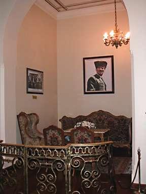 Atatürk ün Ankara Palas ta özel bir odas vard. Meclis konuflmalar ndan sonra Atatürk, günün yorgunlu unu burada giderir, arkadafllar yla görüflürdü.