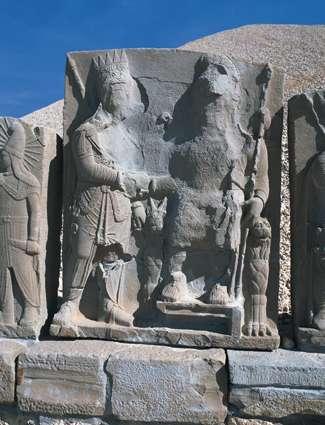107 Selamlaflma Kabartmalar (El S k flma-deksiosis Sahneleri) Bat Teras ndaki heykel dizisinin kuzey ucunda Kral Antiokhos I in Tanr ça Kommagene, Tanr Zeus-Oromasdes, Tanr Apollon-Mithras ve