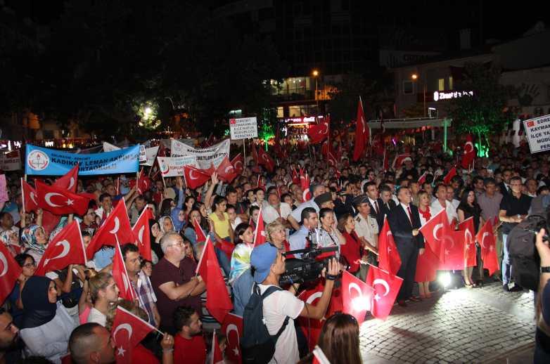 Odamız Yöne m Kurulu Başkanı Coşkun Salon başkanlığındaki heyet ve personelimiz, kahraman şehitlerimiz ve gazilerimiz anısına ellerinde Türk bayraklarıyla tören alanına yürüdü.