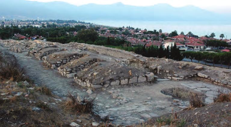 Resim 15 - Sol Üstte: 2006 2007 yıllarında açılan kalenin batı tarafındaki Osmanlı tabyası.