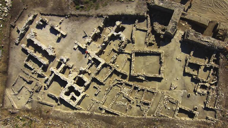 409» ege üniversitesi arkeoloji kazıları Resim 7 2009 kazı sezonu sonunda bir giriş avlusu ile ulaşılan kale içindeki açmaların görünümü: Fotoğrafın sağında işlikler, solda kare planlı mescit ve