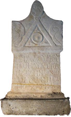 250 Murat Ufuk KARA Kappadokia Bölgesi ndeki pagan inancını ele almaktır. Üzerinde tanrısal atribüler taşıdığı saptanan mezar stellerinin sayısı altıdır.
