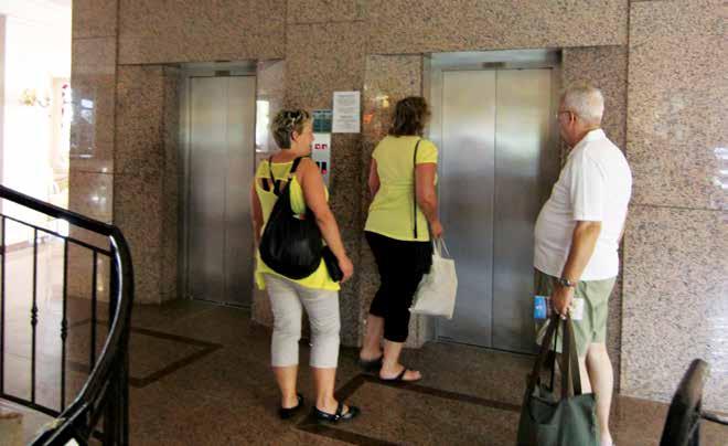 İnsan Asansörleri İnsan taşıma amaçlı üretilmiş asansörlerdir. Asansörün tasarımında konfor-rahatlık, hız, dekorasyon, kullanım ve birçok detaylar göz önüne alınır.