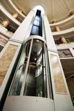 Makina daireli veya makina dairesiz olarak tesis edilebilen panoramik asansörler çevreyle çok iyi bir entegrasyon