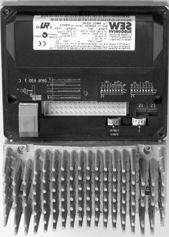Cihaz dizaynı MOVIMOT frekans çevirici (Alan dağıtıcı Z.7/Z.8 e entegre) 4 4.7 MOVIMOT frekans çevirici (Alan dağıtıcı Z.7/Z.8 e entegre) 1 2 3 4 5 6 7 8 9 05900AXX 1. Soğutucu gövde 2.