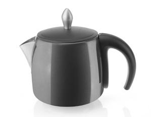 D Füllen Sie die Teekanne mit heißem Wasser auf, um den Tee ziehen zu lassen und stellen Sie die Teekanne wieder auf. Falls notwendig Wasserkessel mit Wasser nachfüllen.