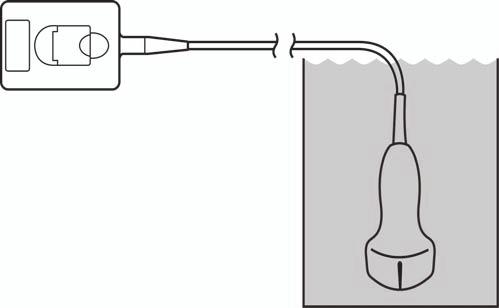 b Konektör ve kablonun çoğunun sıvının dışında kaldığından emin olun. Kablonun 5 cm kısmını, dönüştürücü tarama başlığına yakın daldırabilirsiniz.