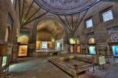 ANADOLU SELÇUKLU MİMARİSİ Konya İnce Minareli Medrese Medrese avlusunu örten kubbeye yelpaze pandantiflerle geçilmiştir.