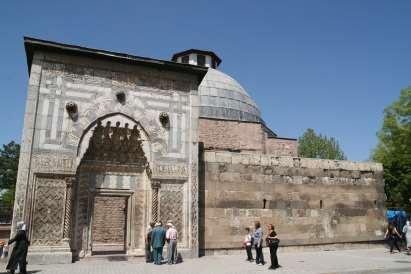 Ebubekir, Ali, Ömer ve Osman adları işlenmiştir. ANADOLU SELÇUKLU MİMARİSİ Konya Karatay Medresesi Yapı, Sille taşından inşa edilmiştir.