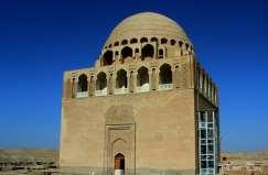 İRAN SELÇUKLU MİMARİSİ Merv Sultan Sancar Türbesi (Türkmenistan) Türbe, Muhammet Adsız adındaki bir Türk mimarı tarafından yapılmıştır.