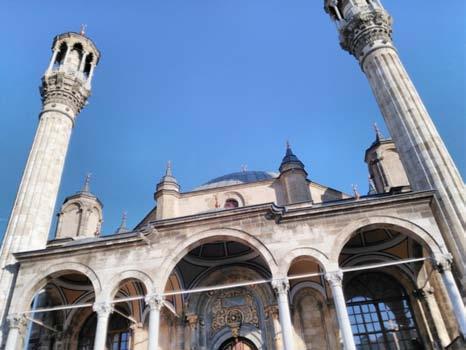 AZİZİYE CAMİİ Yapılış tarihçesi ve kim tarafından yapıldığı Konya da Çarşı içerisinde bulunan Aziziye Camisi nin olduğu yer, Bezirgânlar Hanı arsası idi. Burada Sultan IV.