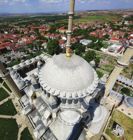 Caminin dört köşesinde 70 metre uzunluğunda, üçer şerefeli dört minare yükselir.