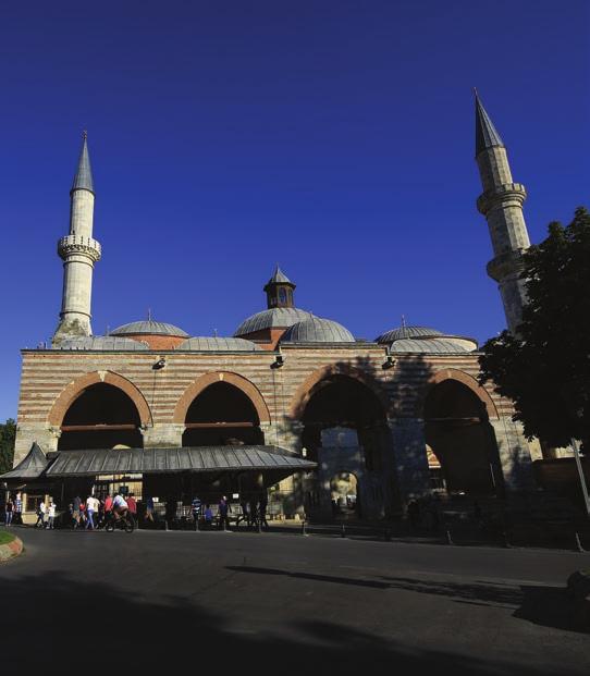 bir külliye olarak yapılmıştır. Caminin batısında yer alan kitabede iki ustanın ismi zikredilmektedir. Konyalı Hacı Alaeddin ve kalfası olan Ömer İbn-i İbrahim isimleri kitabede yazmaktadır. II.