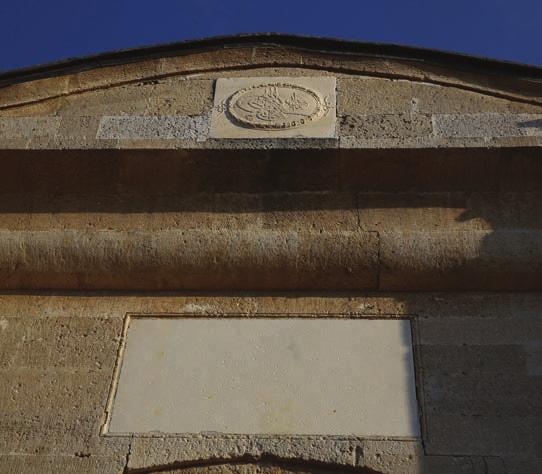 ESER Muradiye Camii Muradiye Mahallesi nde Sarayiçi ne egemen bir tepeye Sultan II. Murat tarafından yaptırılmıştır. Yan mekânlı (zaviyeli-kanatlı) camilerin en seçkin örneğidir.