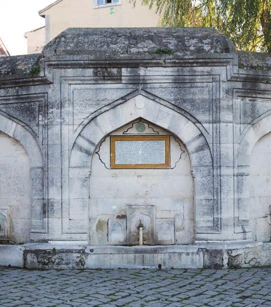 reler yer alır. Cephenin üçgen biçiminde yükselen yukarı kısmında da ortada sivri kemerli bir pencere ile iki yanında yuvarlak pencereler vardır.