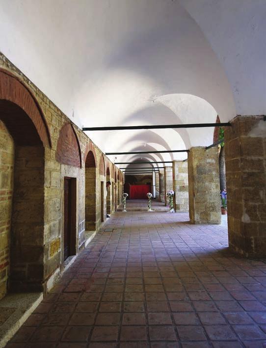 Yapının kemerli kapısının üzerindeki 1753 tarihli kitabe, burasının o tarihte onarım geçirdiğini belgelemektedir.