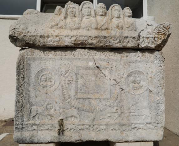 Hisarçandır dan Ele Geçen Marcus Aurelius Kamoas ve Ailesine Ait Bir Lahit Mezar Fig. 4 Antalya Müzesi: Lahit teknesi ve kapağı Fig. 5 Sağ yüz 183 Fig.
