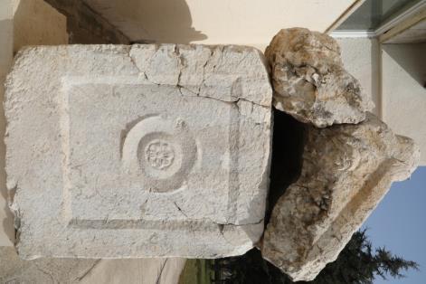 Ancak Anadolu da, gömü geleneğiyle ilişkili olarak en azından Hellenistik Dönem den seri üretim tarihine kadar olan bir süreçte bazı lahitlerde ya da sunaklarda girlandın kullanıldığı söylenebilir5.
