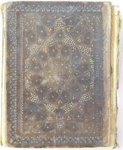 Burdur İl Halk Kütüphanesinde Bulunan Türkiye Selçukluları ve Beylikler Dönemi Cilt Örnekleri lerin içleri ufak gülçelerle, geometrik çizgilerin içleri ise farklı sayıda altın kakmalarla