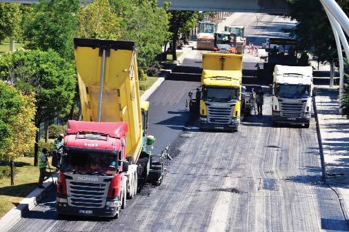 Haber 15 baştan başa 4.5 milyon ton asfalt serildi... A nkara Büyükşehir Belediyesi 2014 yılında da Başkent te yolları sıcak asfaltla donatmaya devam etti.