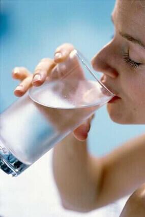 Sıvı Dengesini Sağlayan Fizyolojik Olaylar Bir insanda metabolik faaliyetlerin devamı için su şarttır. Yaklaşık olarak her 100 kalorilik metabolik faaliyete, 100 ml su gerekmektedir.