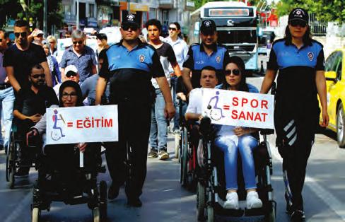Renkli görüntülere sahne olan festivalde engelli öğrenciler folklor ve zeybek gösterileri sundu lık için yürüdüler 10-16 Mayıs arasında kutlanan Engelliler Haftası etkinlikleri kapsamında Antalya da