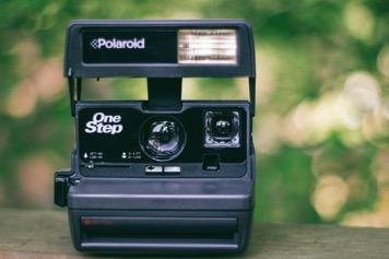 FOTOĞRAF MAKİNESİ ÇEŞİTLERİ Polaroid fotoğraf makineleri Bu makineler, amatörlere 15-45 saniyede hazır fotoğraf çıkarır.