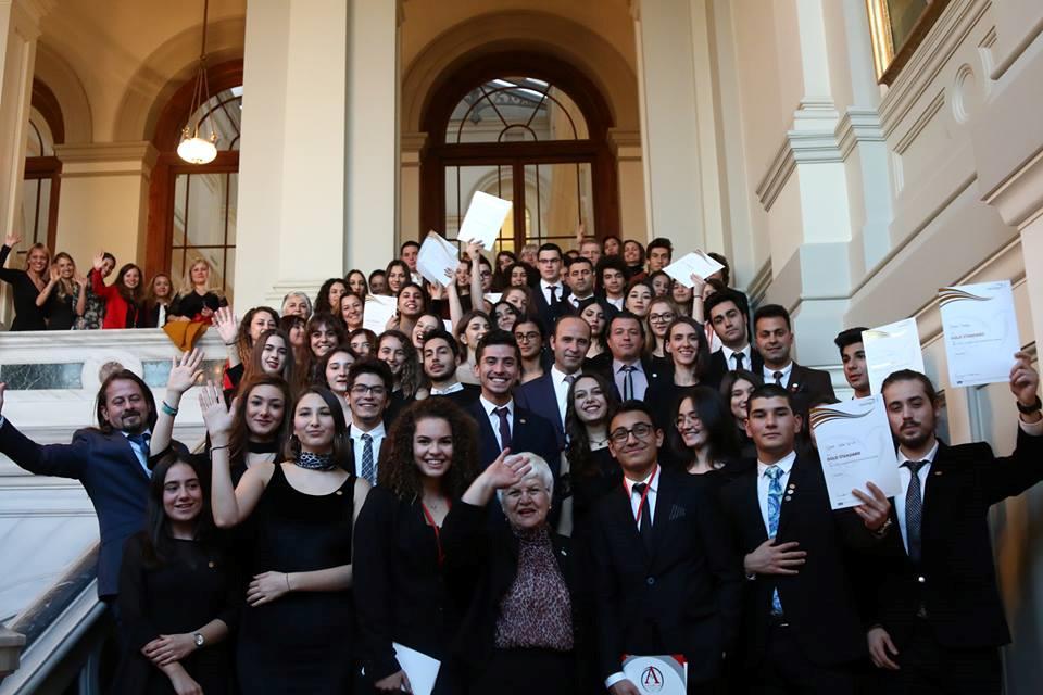 ALTIN ULUSAL ÖDÜL TÖRENI Edinburgh Dükü Uluslararası Gençlik Ödülü Programı 2017 yılı XIII. Altın Ulusal Ödül Töreni İstanbul Birleşik Krallık Başkonsolosluğu ev sahipliğinde düzenlendi.