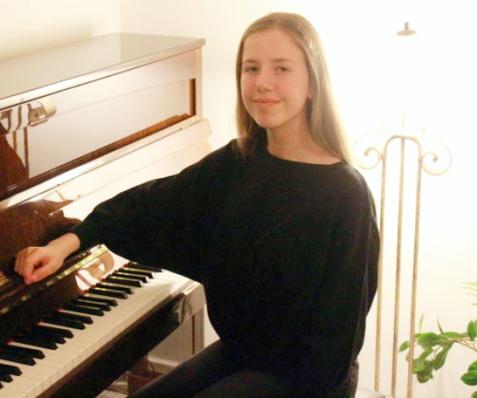 Deniz BESİM (Piyano) 2005 yılında Ankara da doğan Deniz Besim, piyano eğitimine 6 yaşında Yılmaz Taner ile başlamıştır.