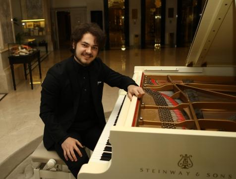 Tambi CİMUK (Piyano) 20 yaşındaki Suriyeden gelen ve sadece 4 yıl piyano eğitimi alan Tambi Cimuk dünyaca ünlü Carnagie Hall ve Royal Albert Hall da sahne alan ve Dünyaca ünlü Cupriyen Katsaris ve