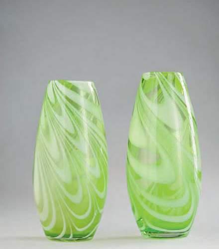 8. ÇİFT MURANO VAZO Fıstık yeşili ve süt beyazı renkli akıntılı motifli çift murano