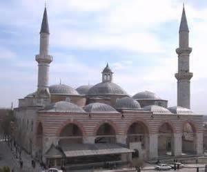 Bu minarede şerefelere ayrı merdivenlerden çıkılmaktadır. Cami, Üç Şerefeli Cami nin yapılmasının ardından Eski Cami adını almıştır.