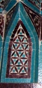 Oval formların birleşmelerinden oluşan üçgen boşlukların aralarında daireler vardır. Desen alçı mozaik kakma tekniği ile yapılmıştır. Oval şekiller mangan moru, yuvarlak şekiller turkuaz rengindedir.
