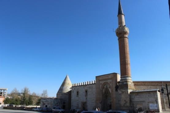 (Resim 4) Türk-İslâm sanatının XIII. yüzyıldan XIX. yüzyıla kadar devamlılığının en iyi izlenen bölgelerinden biri Konya ve çevresini kapsayan Orta Anadolu'dur.