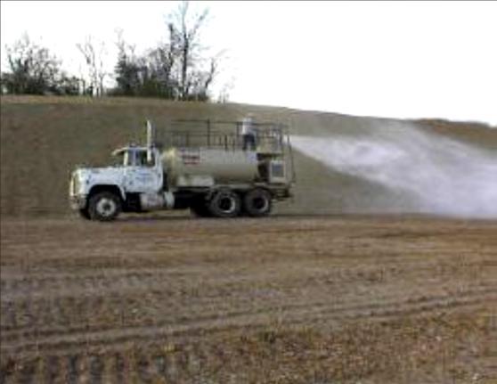 Şekil 2.18. Tohum ekimi makinelerinin uygulamasından bir görünüm (Çetinkaya 2005) Hydroseeding yönteminin uygulaması kısaca aşağıdaki gibidir; İlk aşaması alan etüdü ve toprak analiziyle başlar.