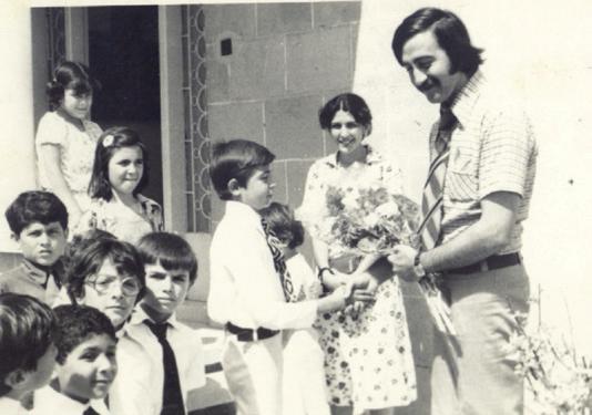 1975 1973 Ortadoğu Teknik Üniversitesi (ODTÜ) Mimarlık Fakültesi mezuniyetinden sonra Lefkoşa ya yerleşti.