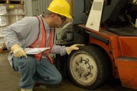 Forklift Periyodik Kontrolü FORKLIFT PERİYODİK KONTROLÜ 6331 sayılı İş Sağlığı ve Güvenliği Kanunu na bağlı olarak çıkartılan, 25.04.