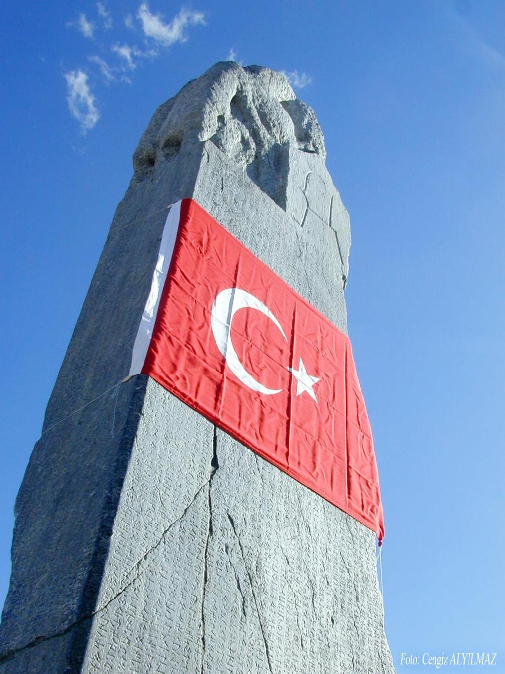 1431 Cengiz ALYILMAZ Foto 1: Türkiye Cumhuriyeti Devleti Bayrağı nın Köl Tigin Yazıtı yla buluştuğu