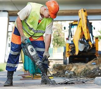 TÜM VÜCUT TİTREŞİMİ Vücudun tümüne aktarıldığında, çalışanların sağlık ve güvenliği için risk oluşturan, özellikle de, bel bölgesinde rahatsızlık ve omurgada travmaya yol açan mekanik titreşimi ifade