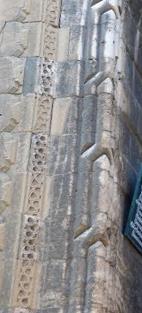 bordüründe iki, Kayseri Hunat Camii nde bulunan kuşatma kemerlerinde ise üç adet geçmenin birbirini