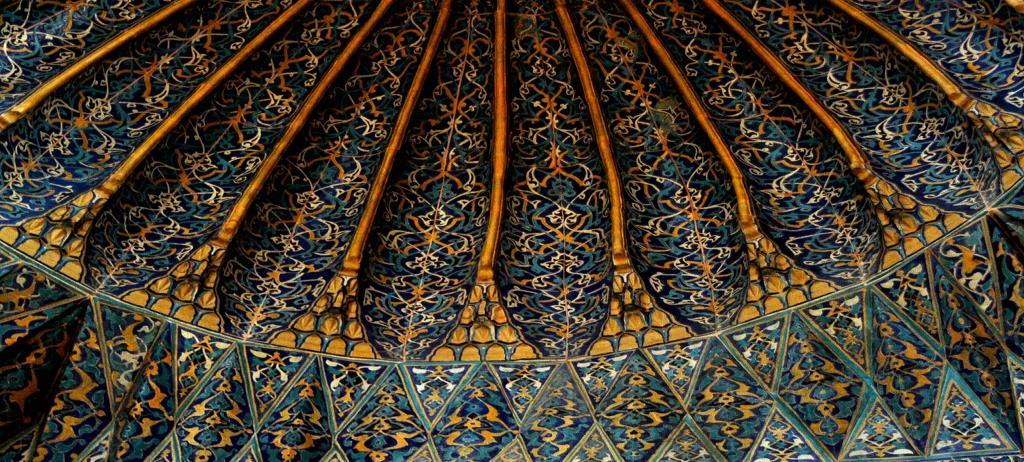 teknik, İslam sanatını seramiklerde ilk olarak 13.yüzyılda İran Lakabi lerinde görülür. Daha sonra Timur devrinde Semerkant ta ve İran Safavi mimarisinde gelişimini sürdürmüştür (Öney, 1976: 64).