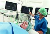 (Enjektomatlar, monitör, aspiratör, laringoskop vb.) Anestezi Makinesi Anestezi makinesi ile ilgili aktif kullanılan en önemli kısımları sayarsak; 1. Monitör 2. On/Off 3. APL valf 4. Körük 5.