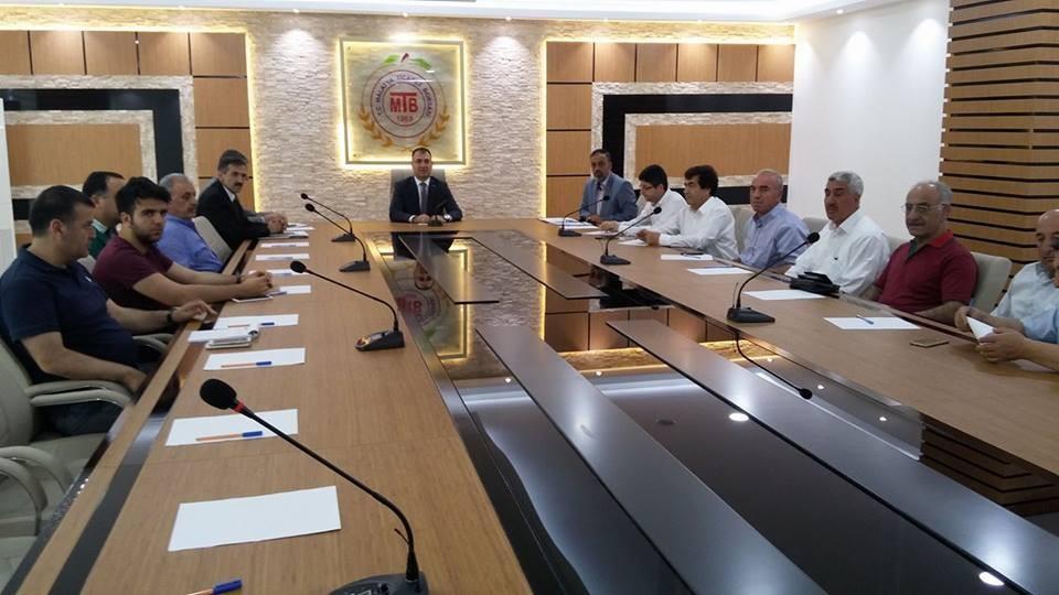 Malatya daki kayısı ihracatçıları Vali Mustafa Toprak'ın başkanlığında toplandı.