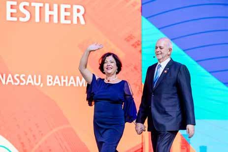 Konvansiyonun kapanış oturumunda Uluslararası Rotary 2018-19 Başkanı Barry Rassin ve eşi Esther sahnede idi.