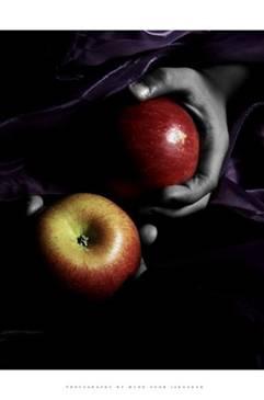Pamuk Prenses masalını anımsarsınız, üvey annesi cadı kılığına bürünerek Pamuk Prenses'i kırmızı, parlak elmalarla kandırarak zehirler.