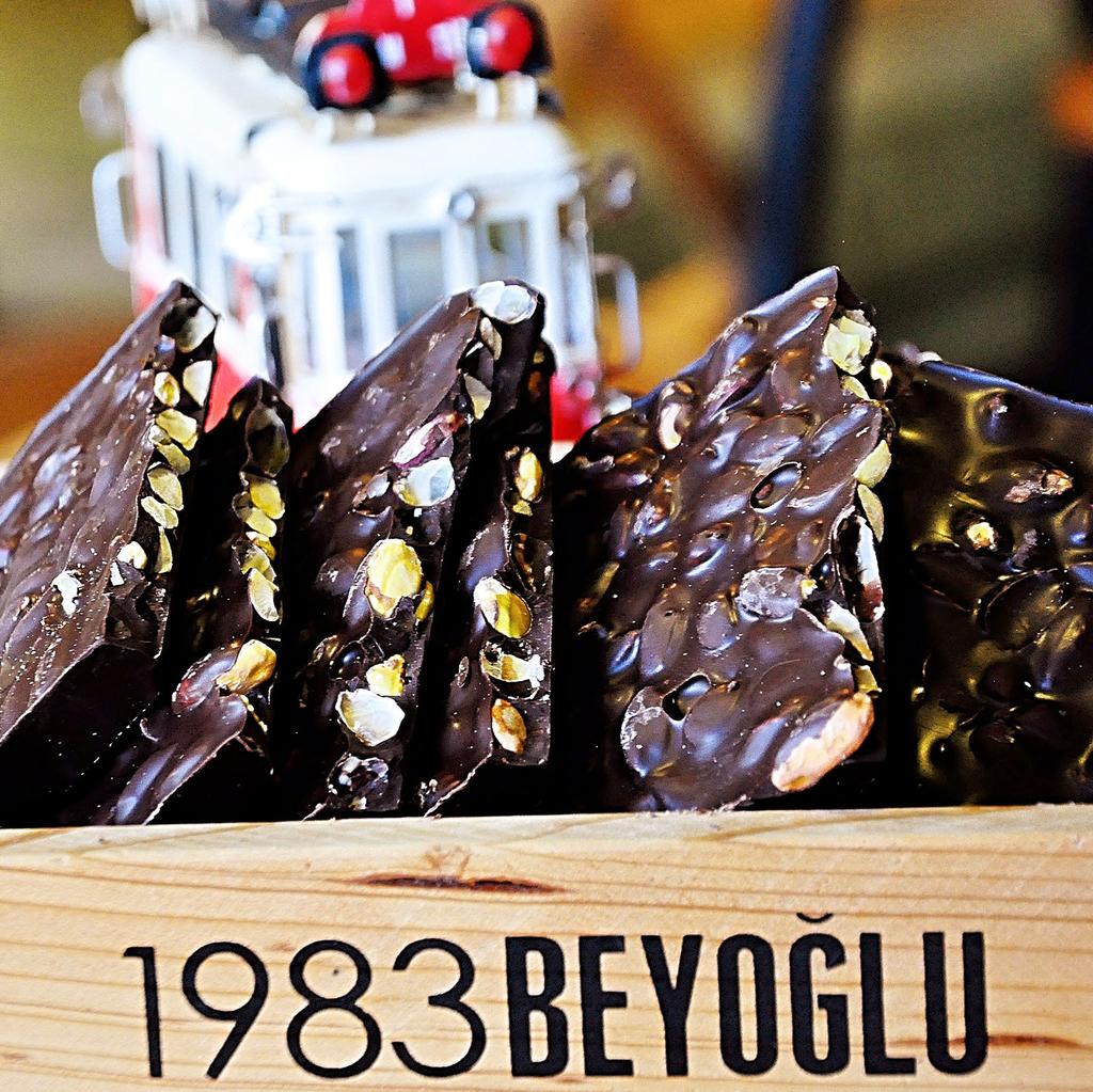 NEDEN? 1983BE YOĞLU Beyoğlu çikolatası ve Beyoğlu kahvesi geleneksel bir lezzettir. Beyoğlu çikolatasının bilinirliğinin yaygın olması.