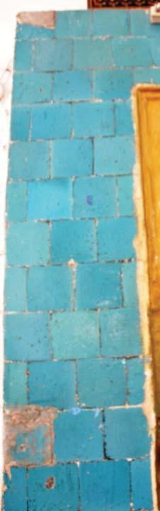 Amasya Burmalı Minare Camii mihrabında karşımıza çıkan bu örnekte, mihrabı çevreleyen tek sıra halindeki çerçeve, firuze renkli kare çini parçaların üst üste ve yan yana düzenli ritmik dizilimi ile