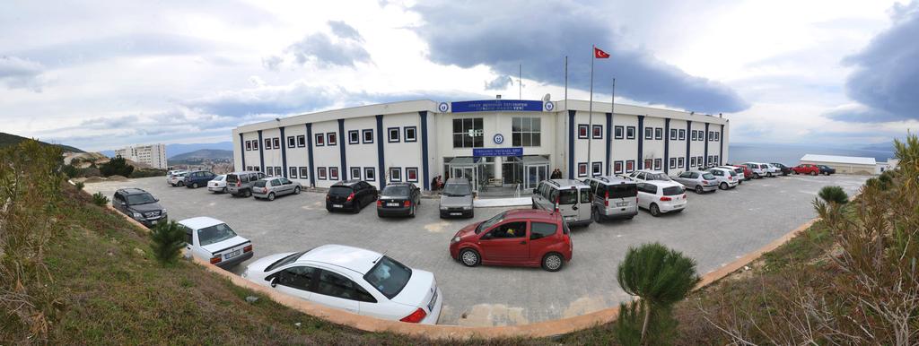 FAKÜLTESİ Fakültemi İmir Adnan Menderes Havalimanı na yaklaşık km, Aydın il merkeine ise yaklaşık 65 km uaklıktadır. Fakültemi Kuşadası şehir merkeine ise yaklaşık 3 km uaklıktadır.