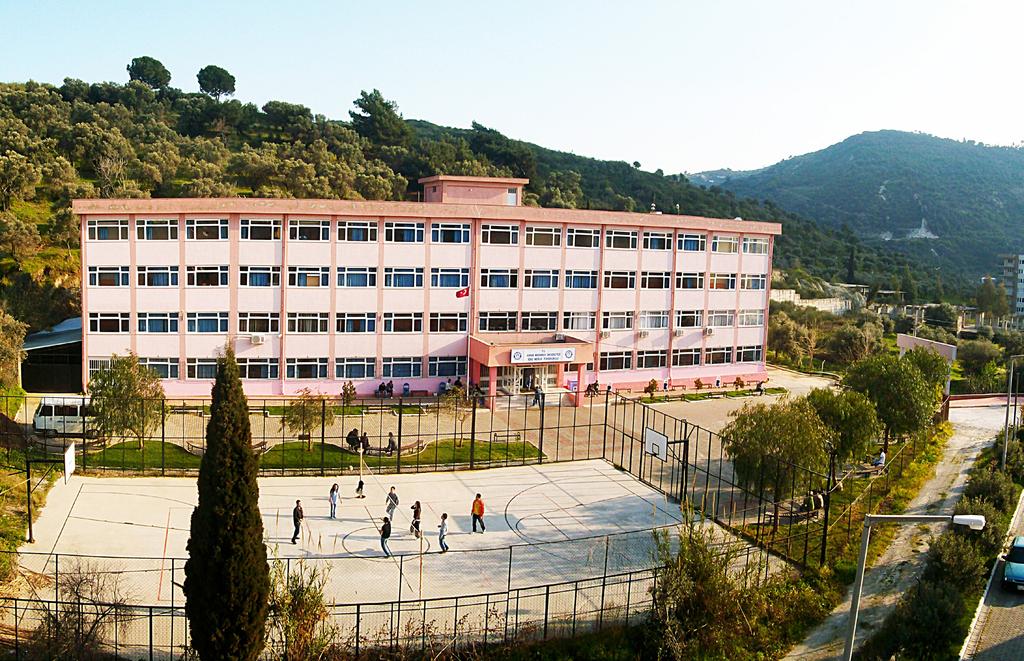 SÖKE Spor Olanakları: Okulumu bahçesinde basketbol ve voleybol sahası bulunmaktadır.
